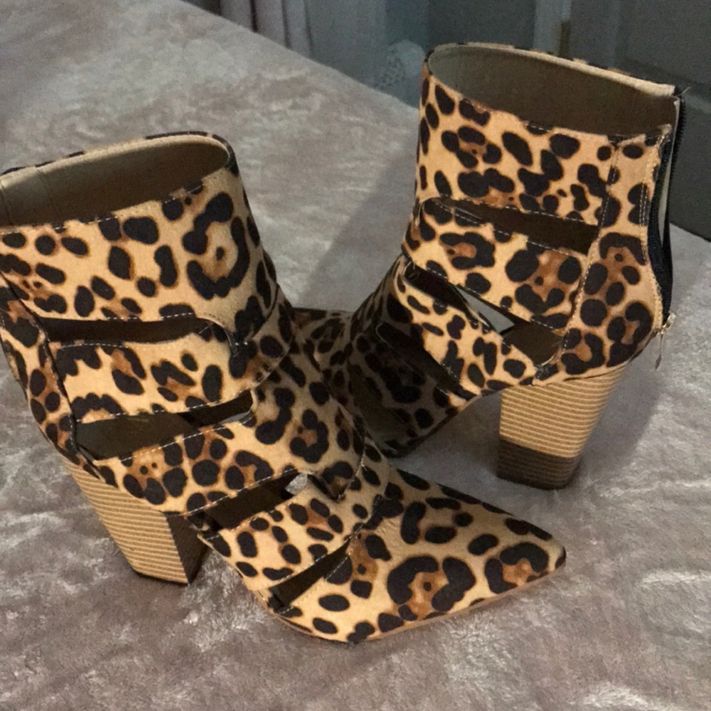 wide heel shoe animal print size 9